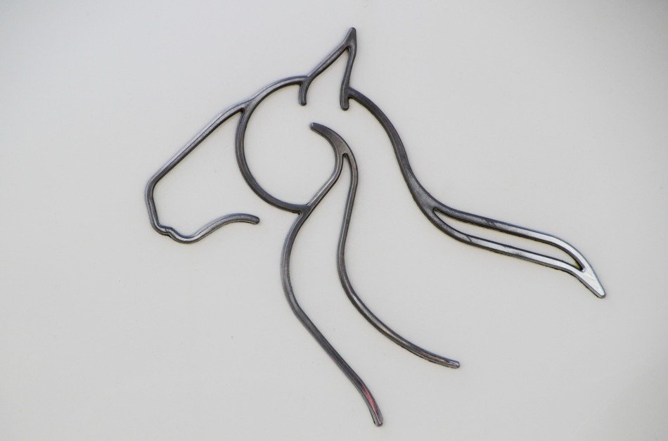 Horse head made of the metal