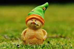 figure in the form of a chicken with a flower in its beak