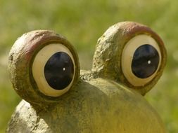 eyes frog sculpture