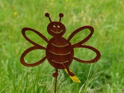 bee as a metal decoration for the garden
