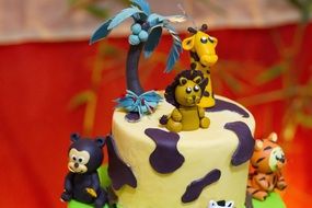 cake with figures of African animals