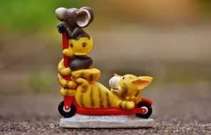 souvenir in the form of a mouse and a cat on a skateboard