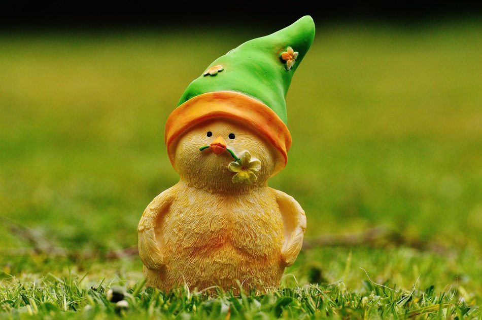 figure in the form of a chicken with a flower in its beak