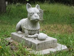 Dog statue on the tomb