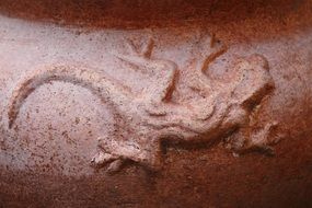 lizard figure on the pot