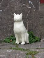 Sculpture of the white cat