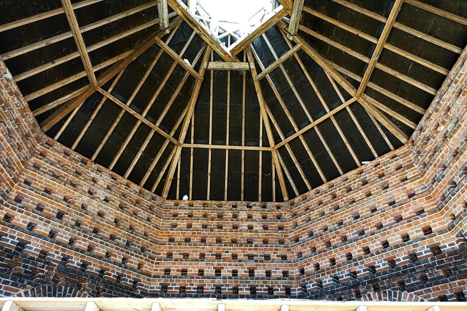 large roof is a refuge for pigeons