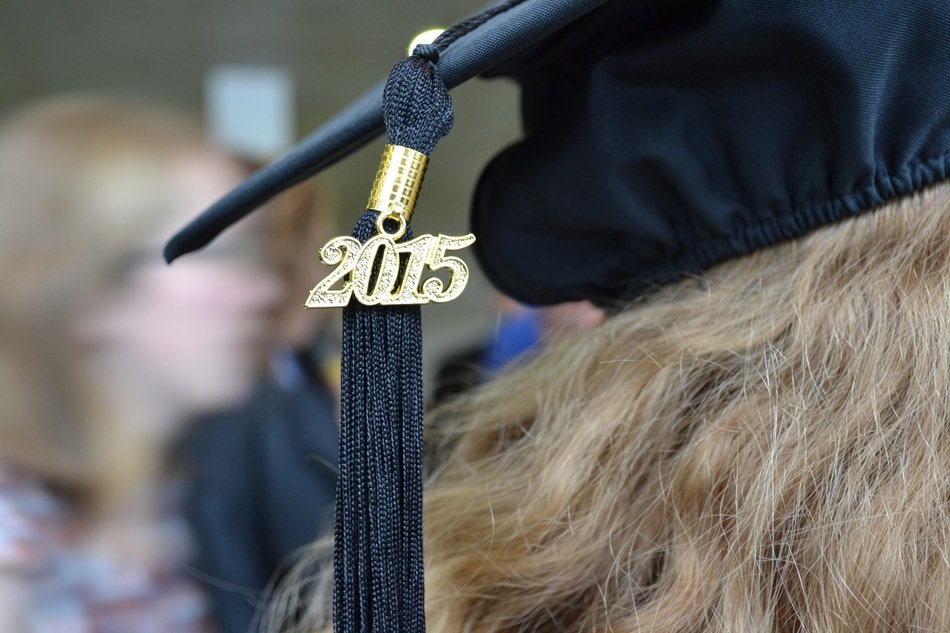 square academic cap with number 2015