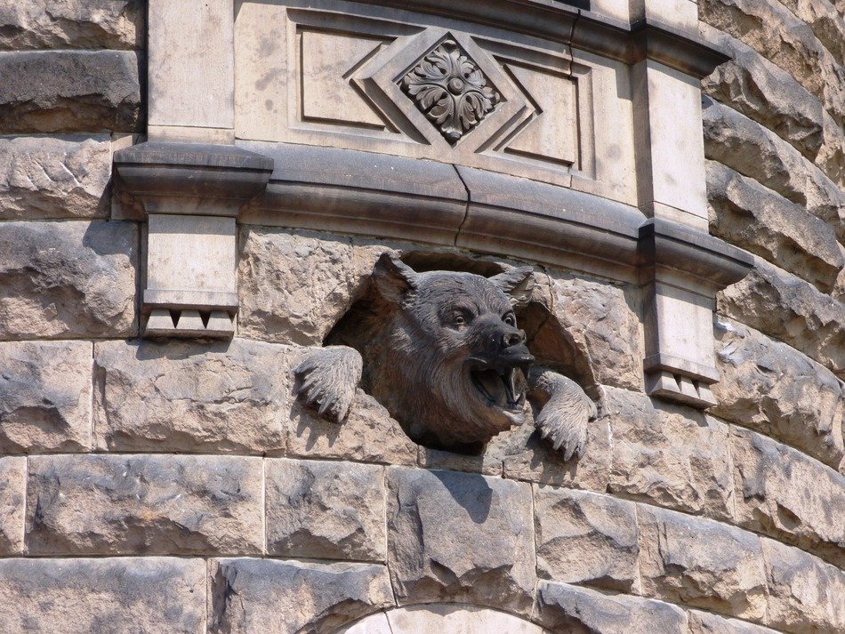 Piglet sculpture in a wall