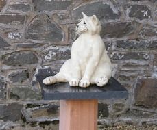 cat like a stone sculpture