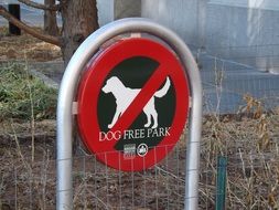 sign prohibiting dogs in the park