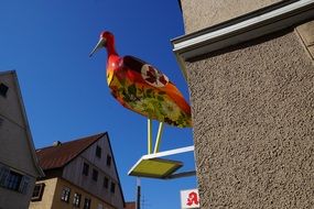 figure in the form of a stork on the facade of the house