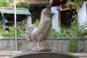 statue of a rooster as a decoration of the park
