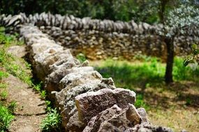 Dry stone masonry