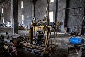 machinery in the workshop of a abandoned factory