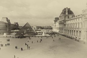 Black and white photo of Louvre