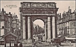 old photo of the Arc de Triomphe in Paris