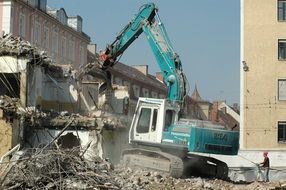 Ñrashing the building with a crane