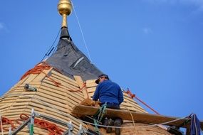 Workers make roofs