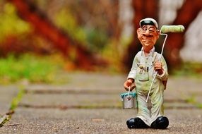 statuette in the form of an artist in a park