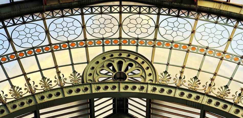 Round arch in the decorated buildling