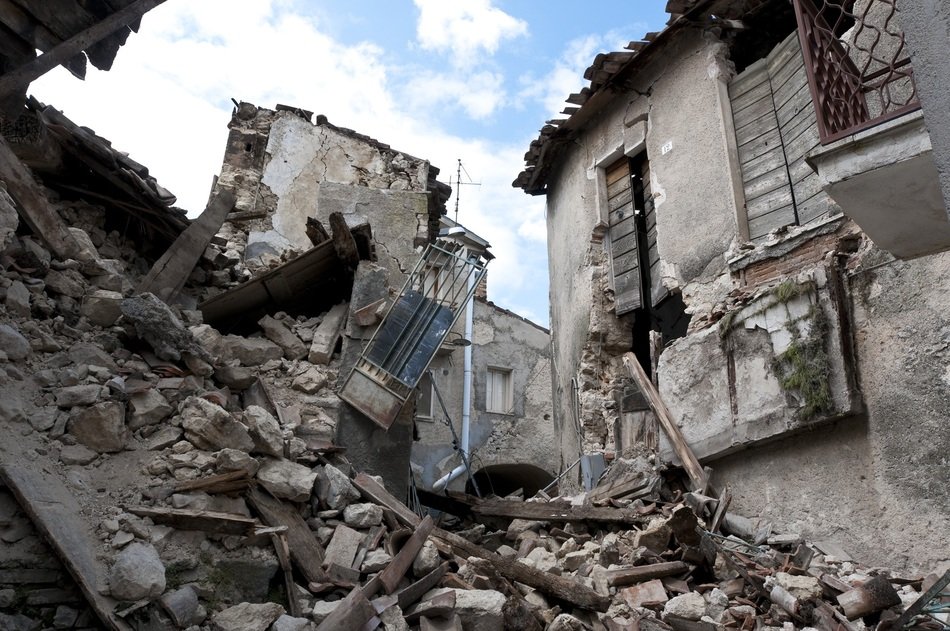 ruins of a buildings after an earthquake
