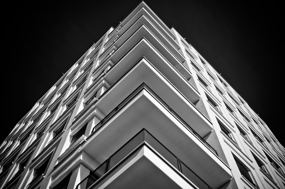 Black and white photo of the corner of the skyscraper in DÃ¼sseldorf