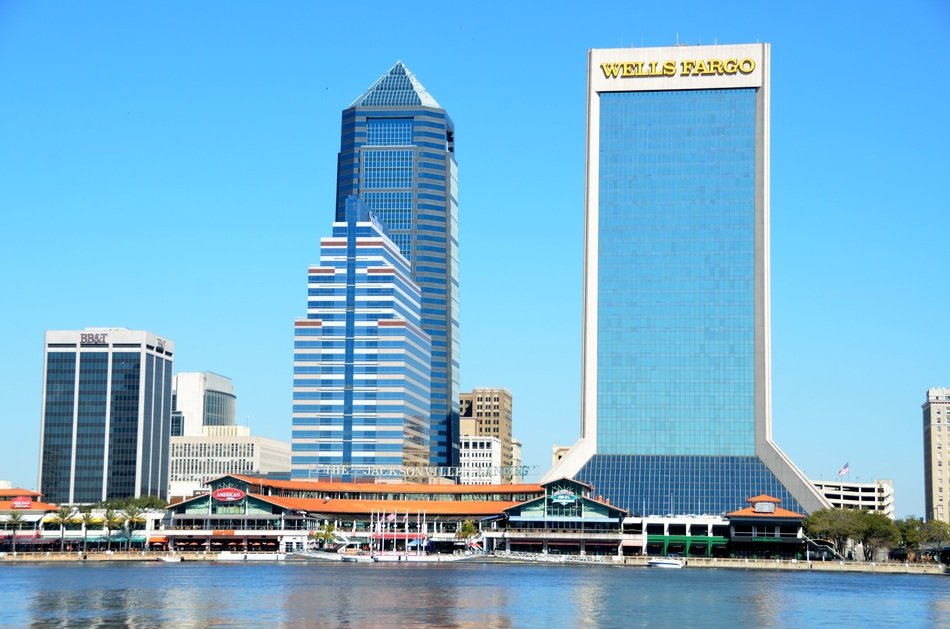 vivid photo of the city