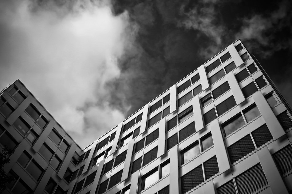 dramatic picture of a skyscraper in Düsseldorf