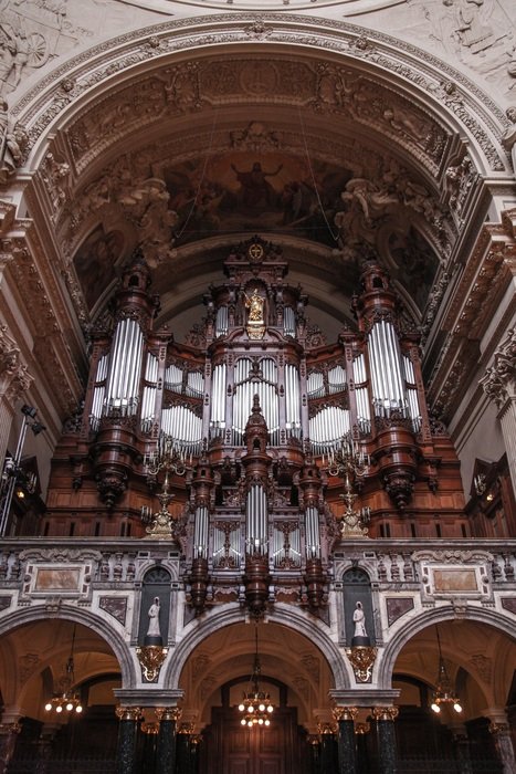 organ in the interior of the church