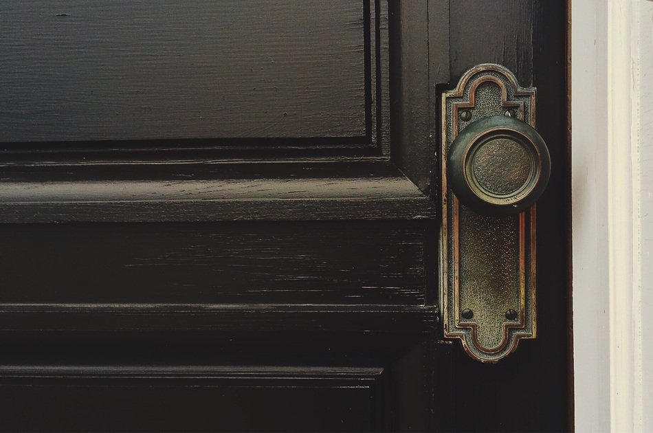 closeup photo of door knob