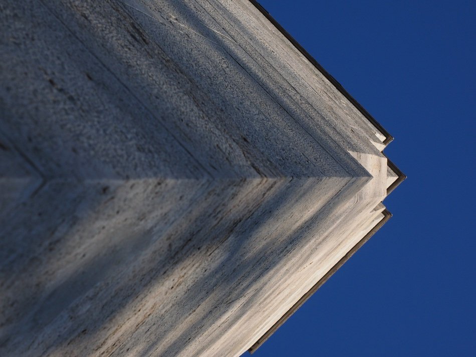 edge of the monument