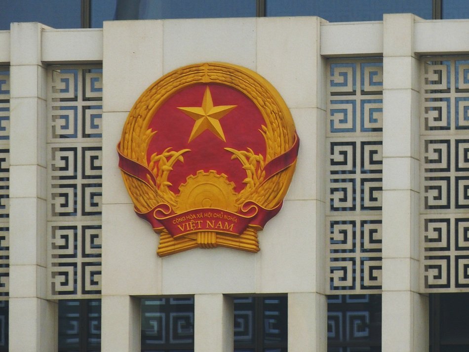 red star in the coat of arms of vietnam