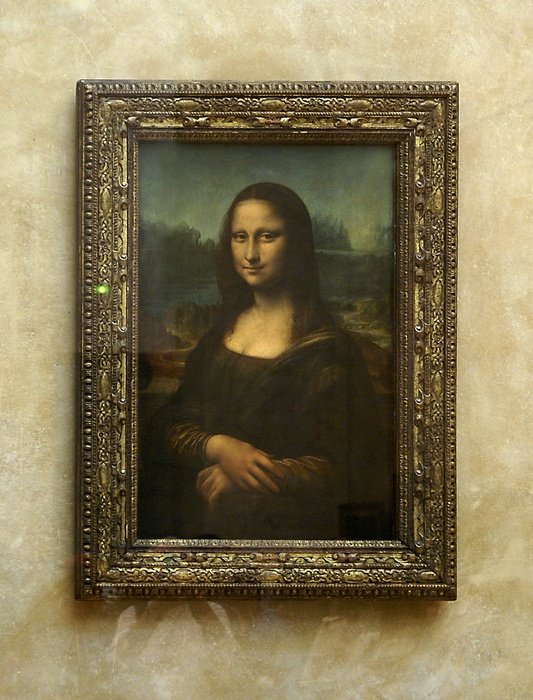 picture of mona lisa in the art gallery