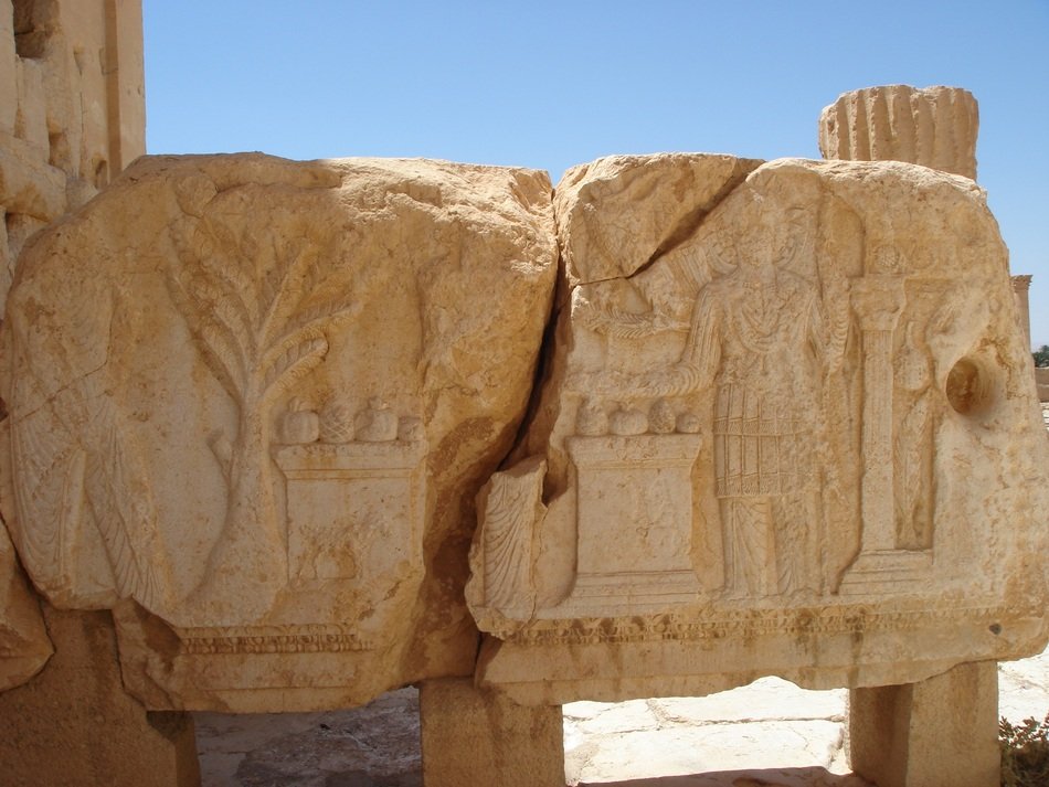 architecture of the ancient city of palmyra in the syrian desert