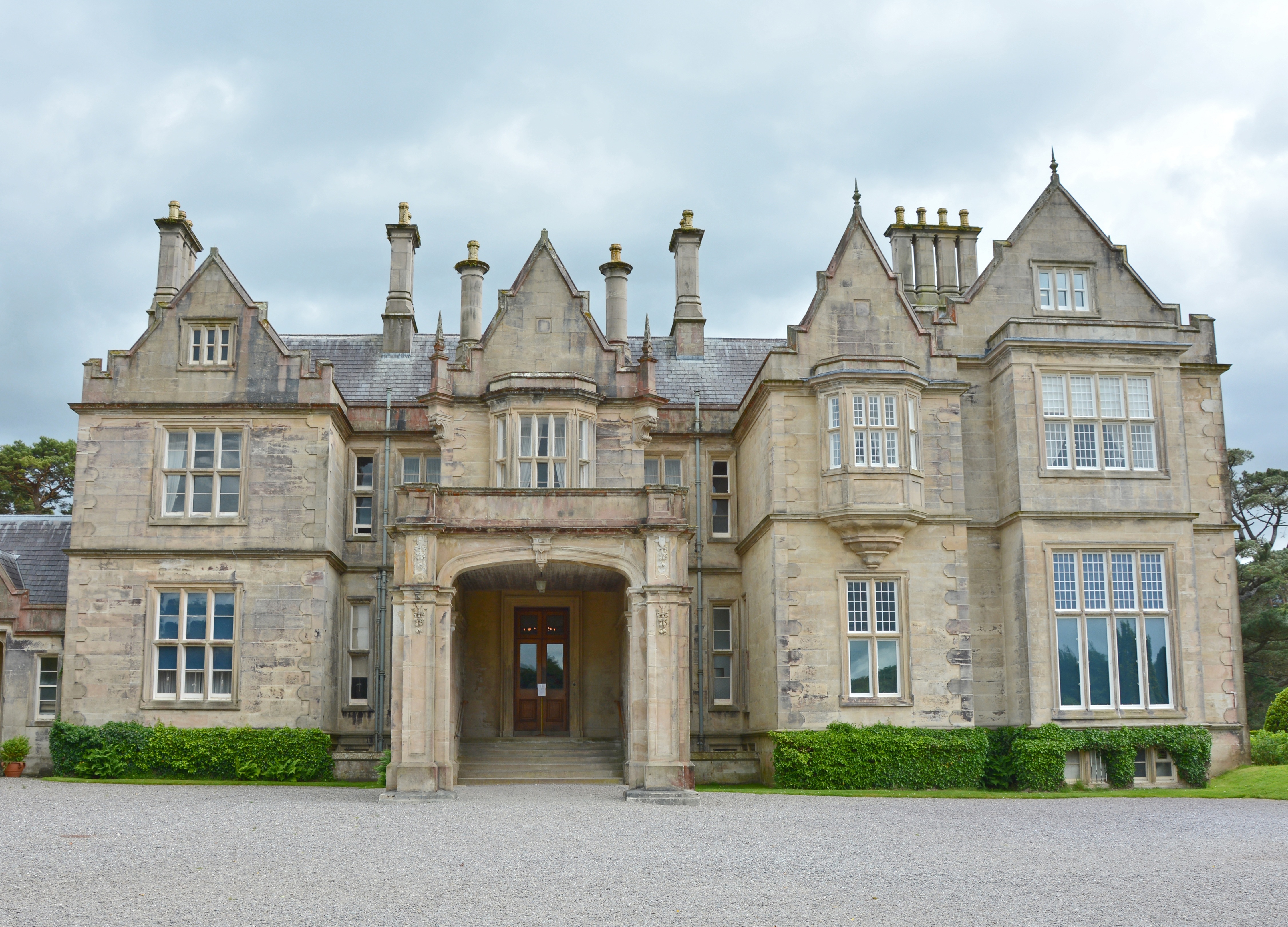 Beautiful English Manor House In The National Park Free Image