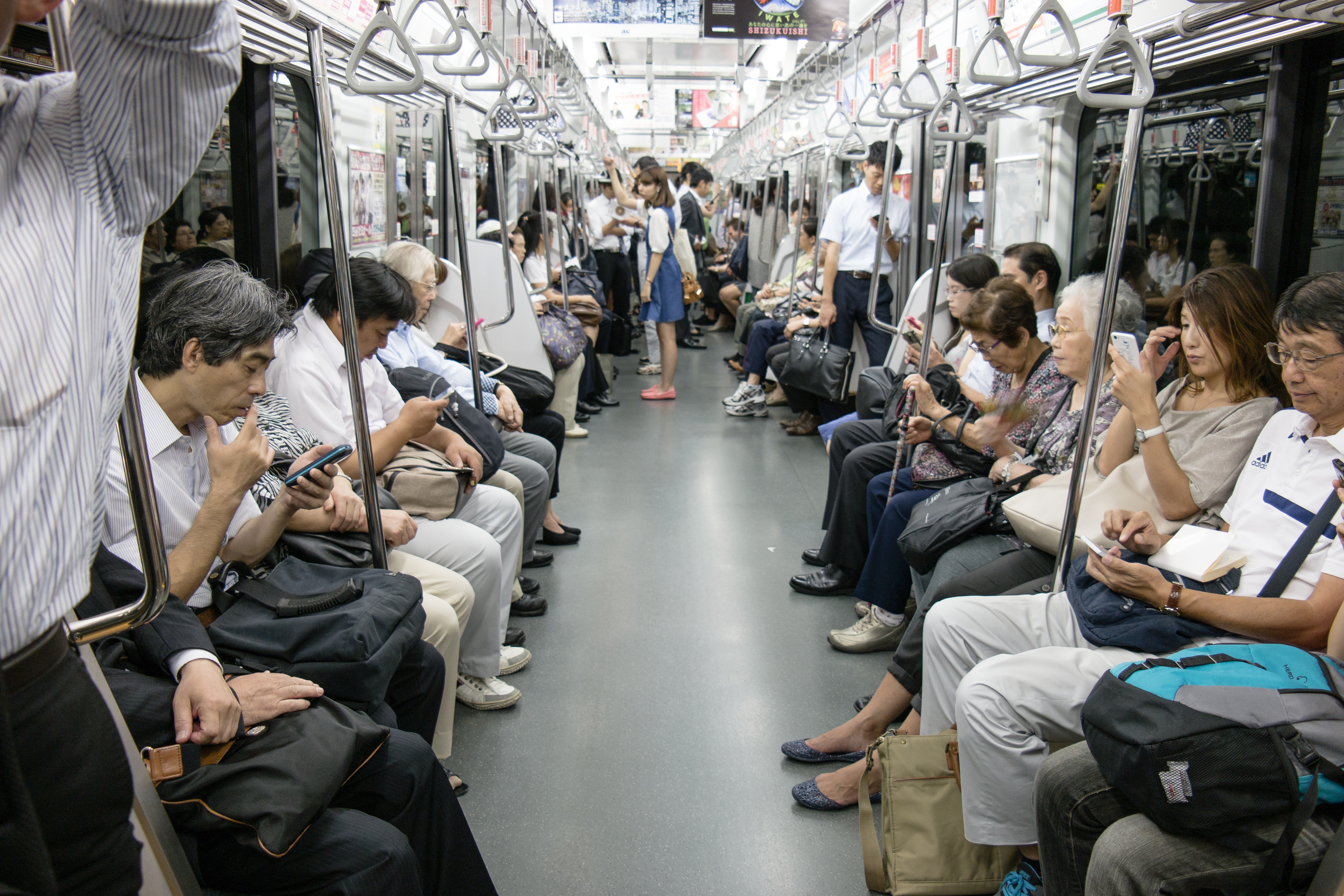 Японское метро. Вагоны метро Токио. Метро в Японии. Японцы в метро.