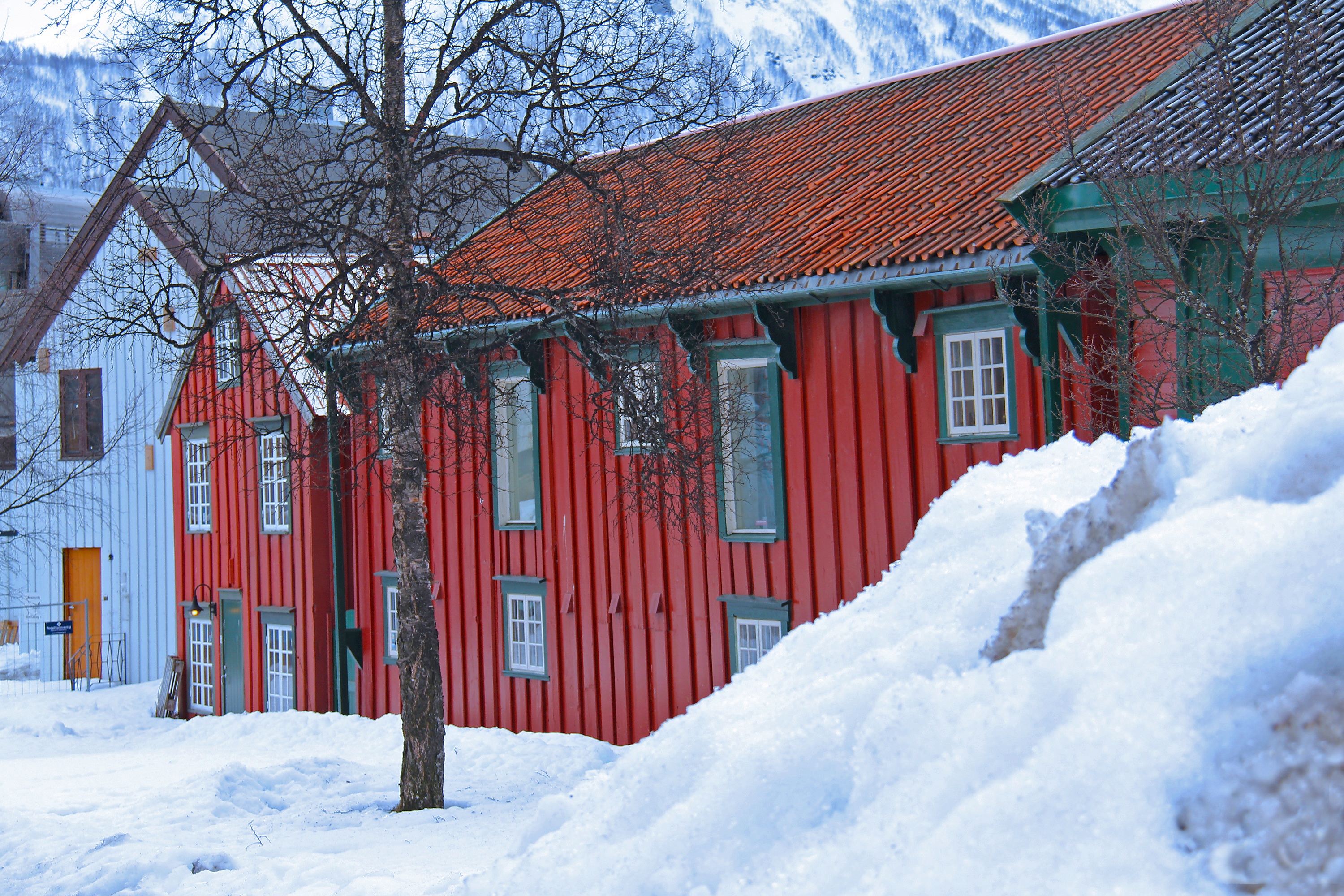 Красная снежка. Норвежские красные домики. Красные домики в Норвегии. Красный дом в Норвегии. Архитектура Норвегии зима.