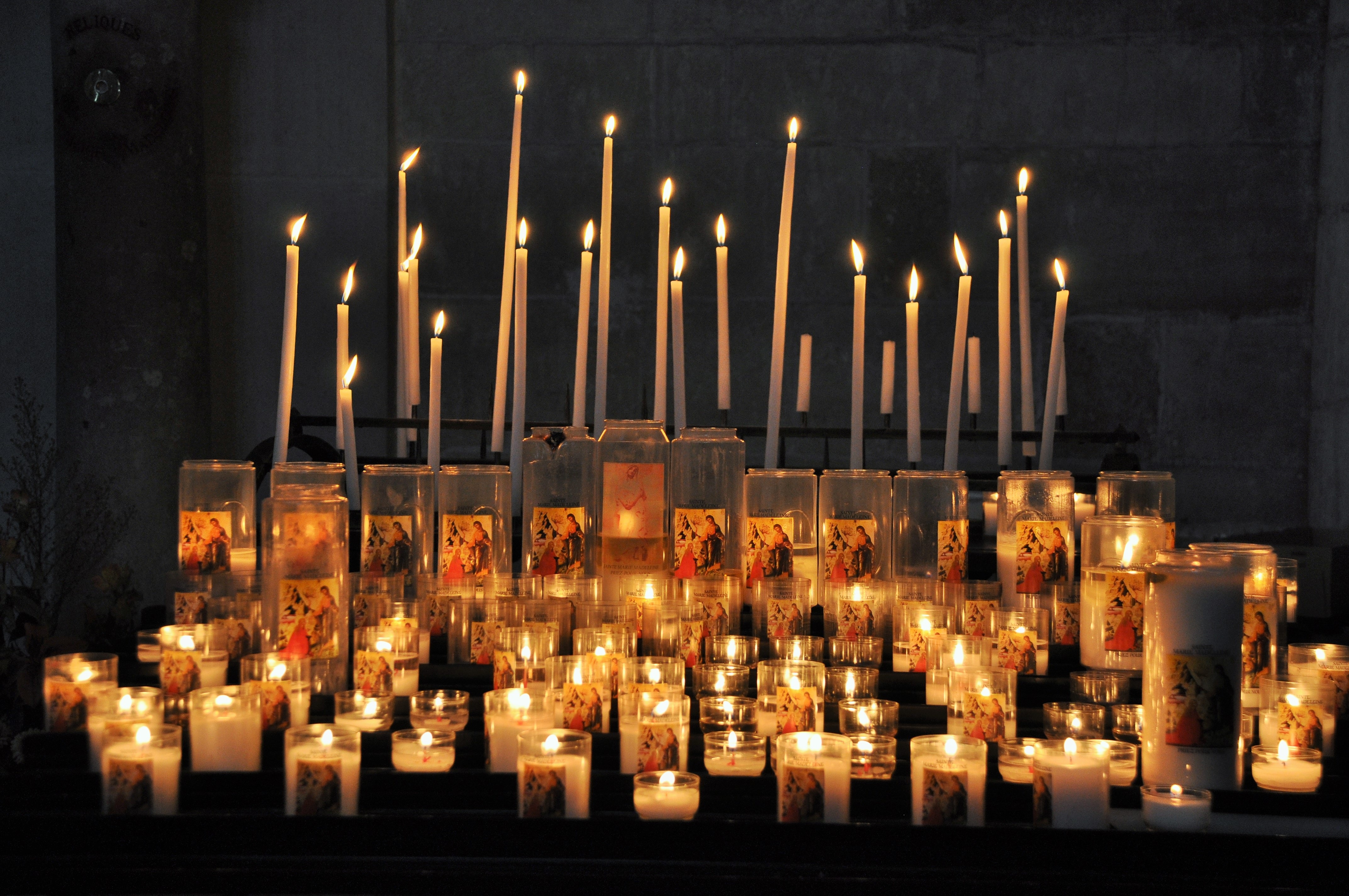 Свечи во сне. Свечи в церкви. Свечи в католическом храме. Свечи в соборе. Большие свечки.