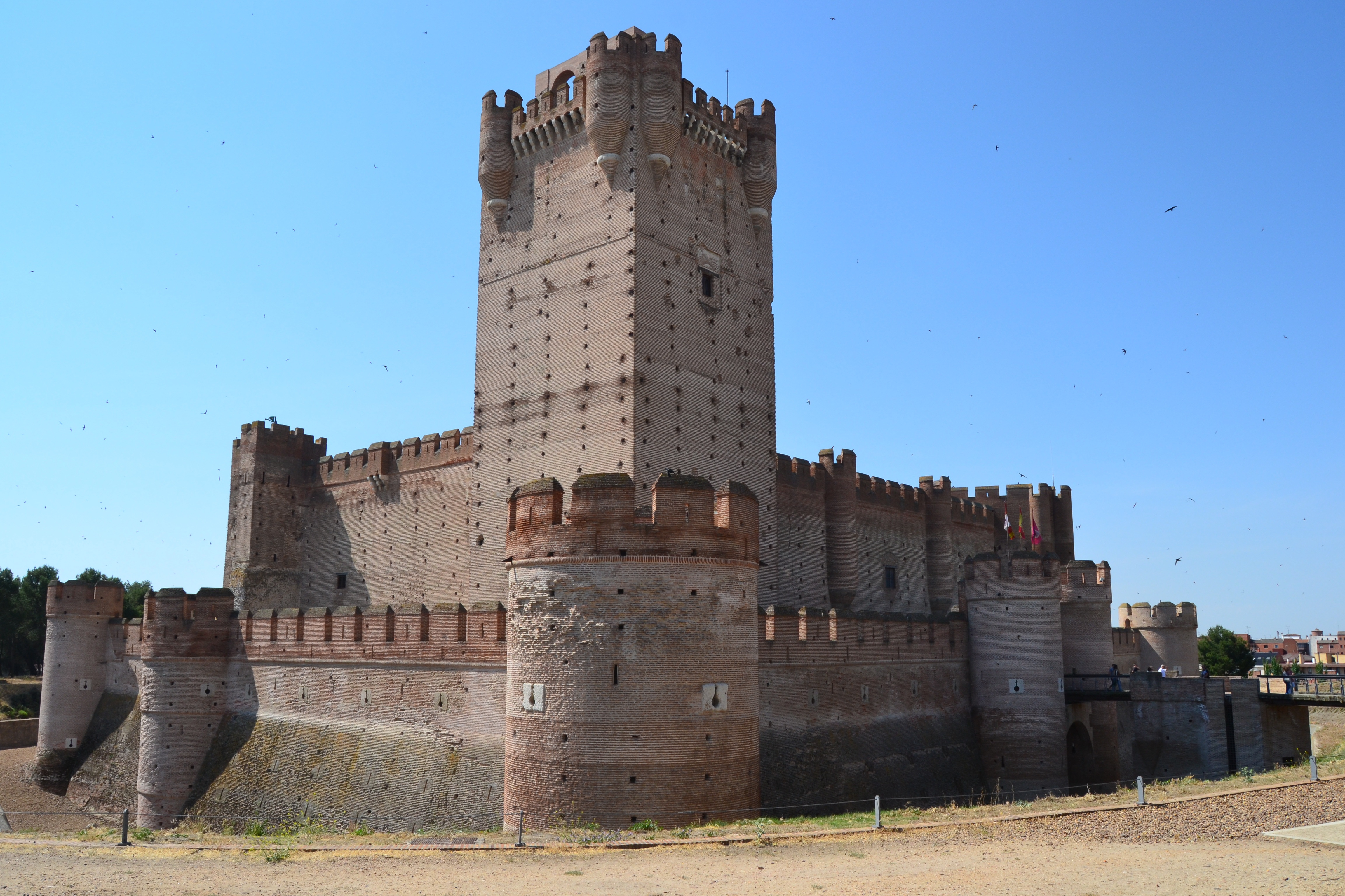Какая башня самая старая. Средневековый дворец Тауэр. Замок Медина дель Кампо. Замок Аревало Испания. Крепостная стена рыцарского замка.