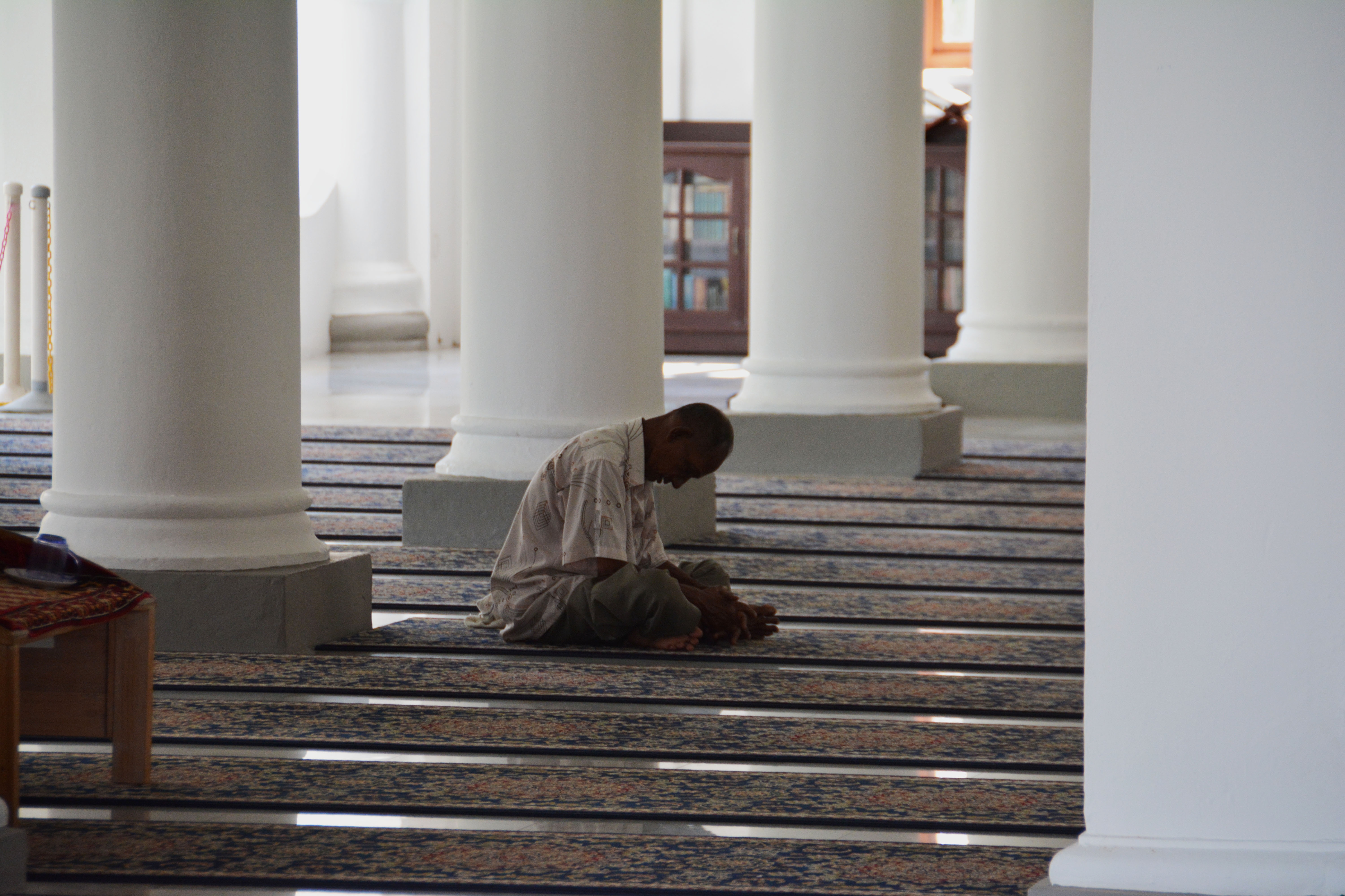 Храм молчание. Молитва в мечети. Мусульманин молится. Пол в мечети. Арабы молятся.