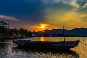 The Boat Hoằng Than