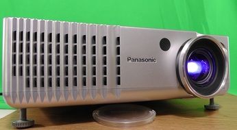 projector projects video