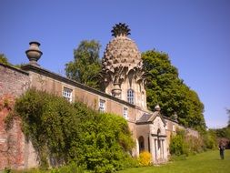 building with a pineapple dome