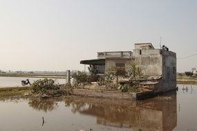 house on the water in vietnam