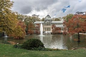 pond in front of the palace in madrid