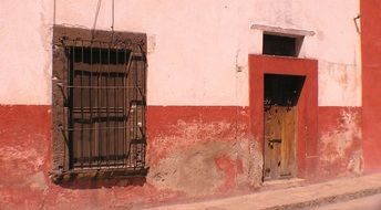 facade of an old house in San Miguel de Allende