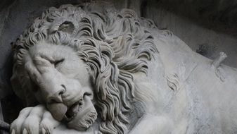 sculpture of a wounded lion
