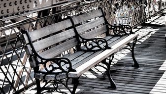 benches at brooklyn bridge