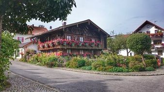 house decorated with flowers in Bernried